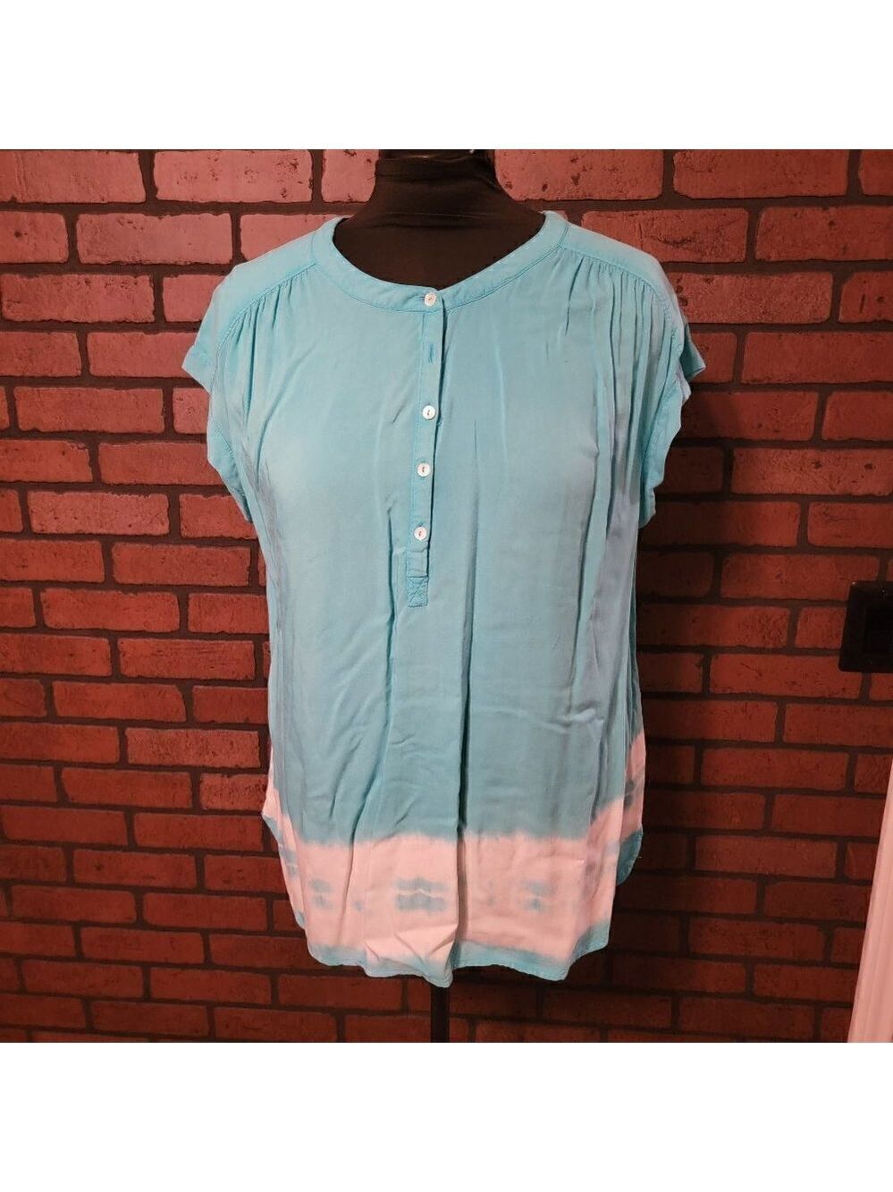 Khaki & Co. turquoise and white tie dye sleeveless top.  Size XL